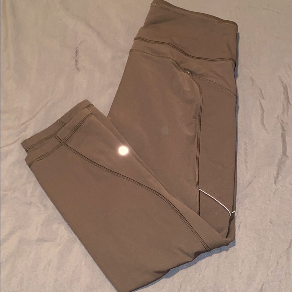 Lululemon Speed Up Crops 21”- size 6